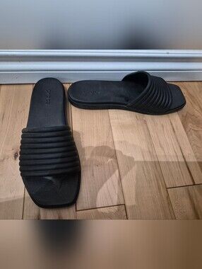 Crocs women's size 9 ribbed black slide sandals